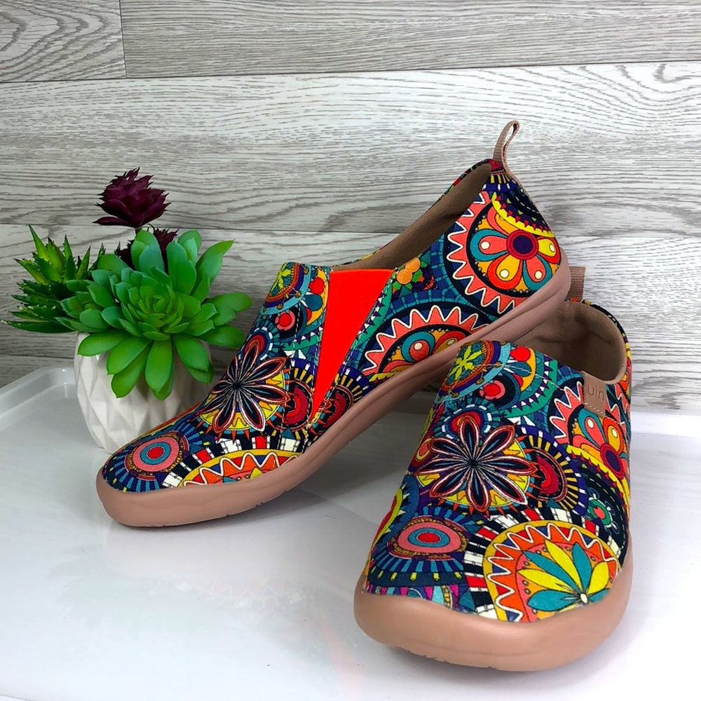 UIN Women's Wandering Girl Painted Canvas Slip-on Shoe  Blossom Size 10.5